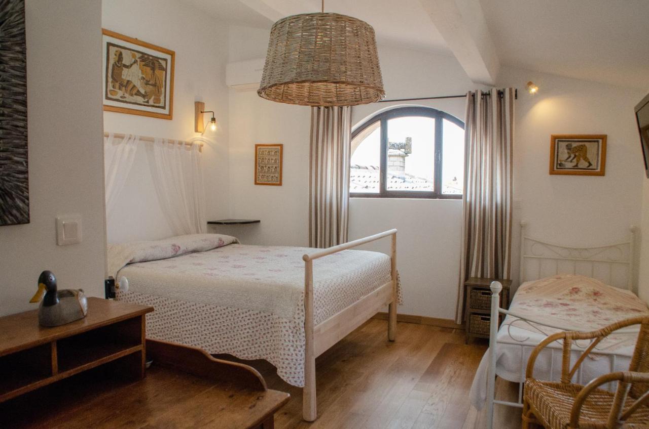 Hotel Les Remparts Venasque Esterno foto