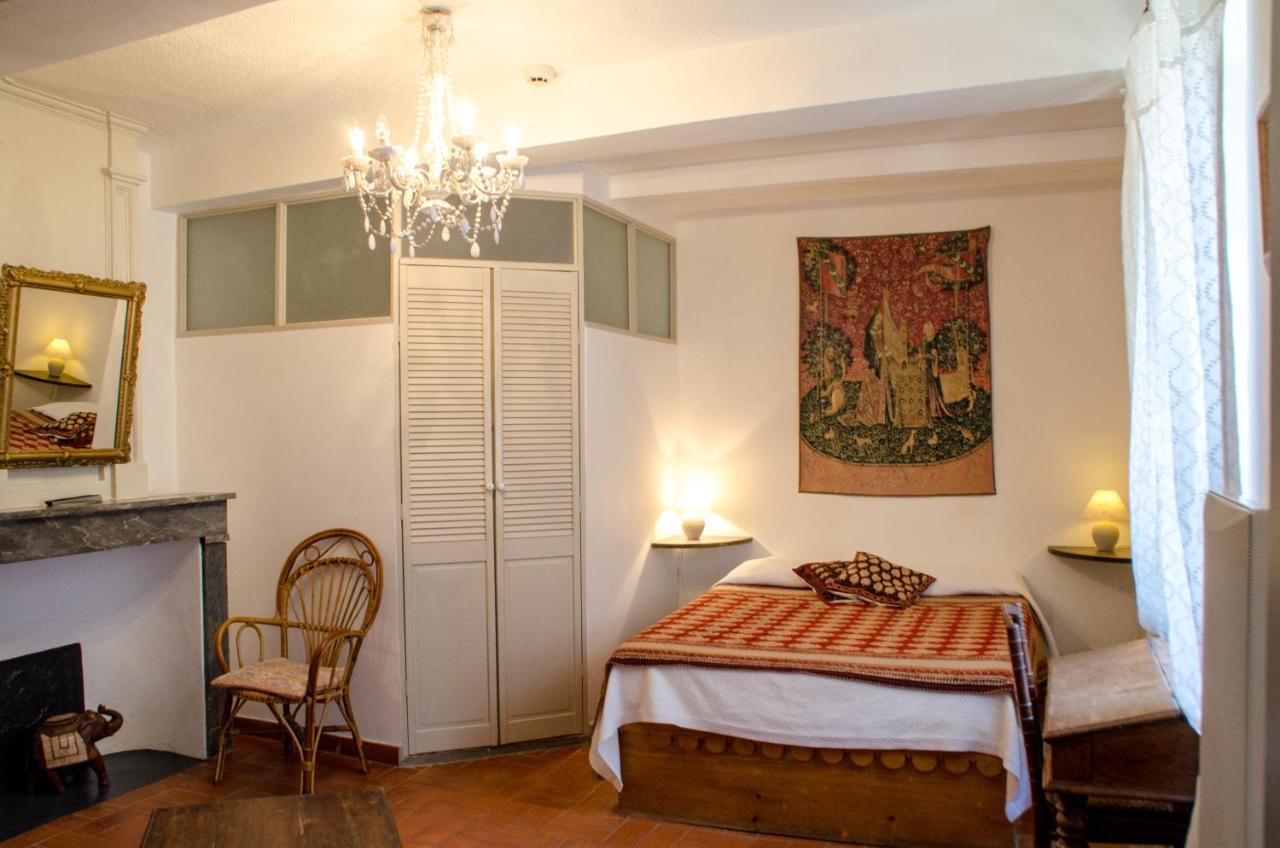 Hotel Les Remparts Venasque Esterno foto